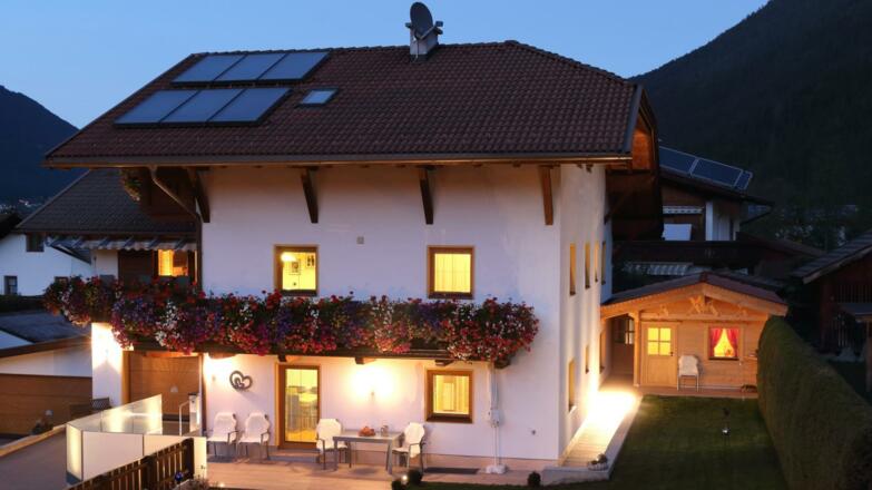 Hausansicht bei Nacht