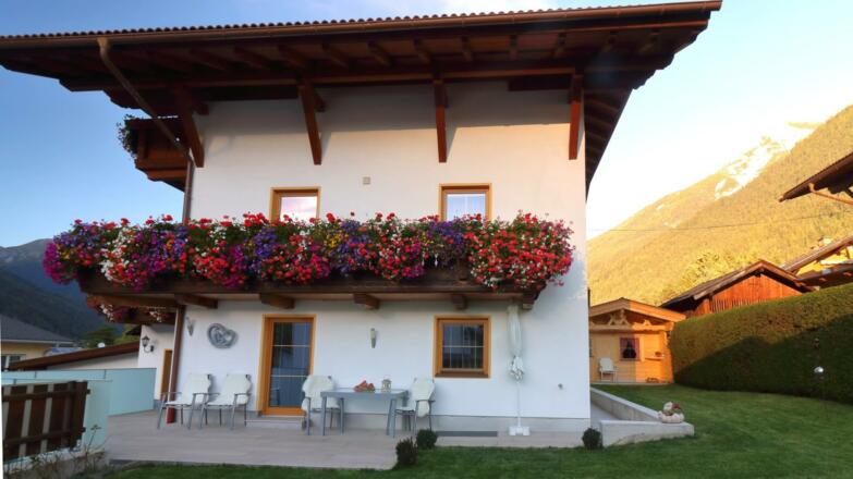 Hausansicht bei Sonnenuntergang