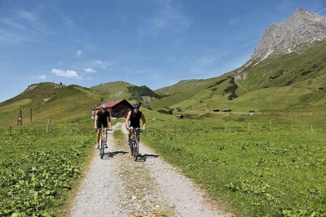 Bergrösli Radausflug mit Blick auf den Widderstein