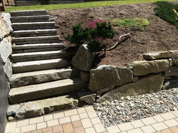 Steintreppe - Verbindung Terrasse/Wiese