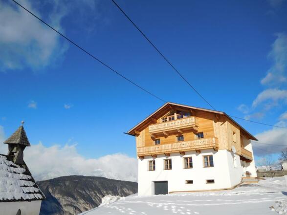 Hausansicht vorne Winter