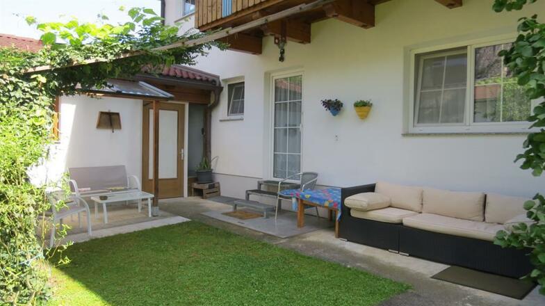 Garten mit Sitzmöglichkeit