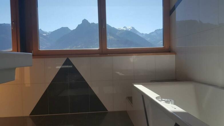 Badezimmer mit ungestörtem Bergblick