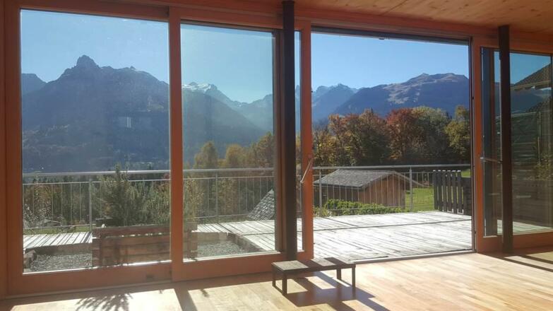 Wohnzimmer mit großer Glasfront