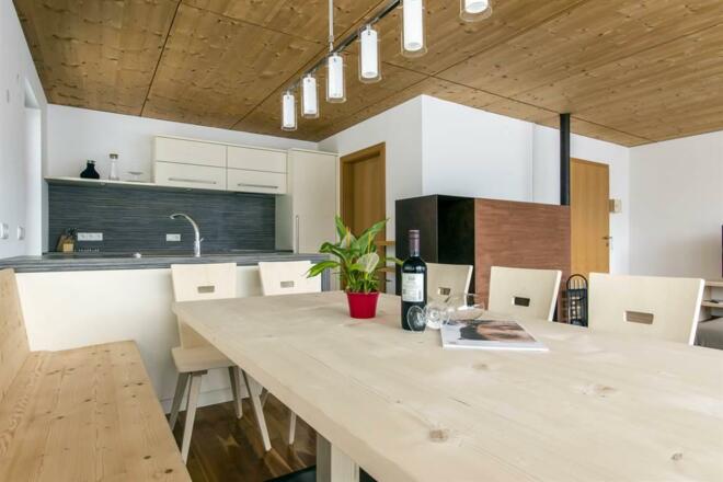 Küche mit großem Esstisch