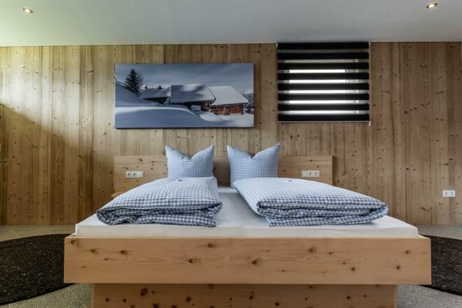 Schlafzimmer mit Holzwand