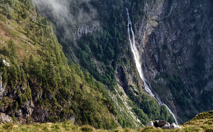 Über 470 Meter stürzt das Wasser des Röthbachfalls in die Tiefe