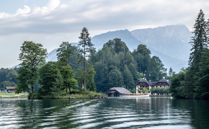 Isel Christlieger im Königssee, dahinter der Untersberg