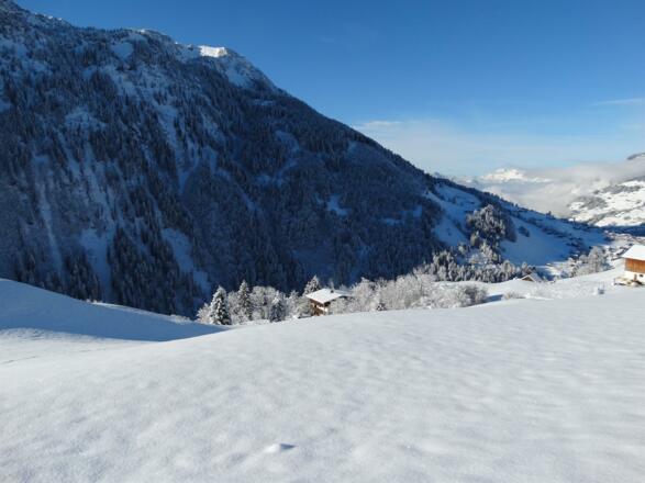 Der Blick im Winter über dem Haus ins Tal