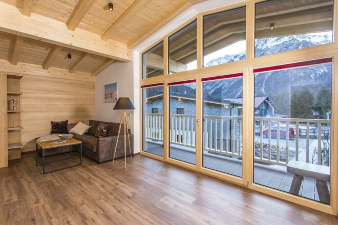 Wohnraum und Balkon