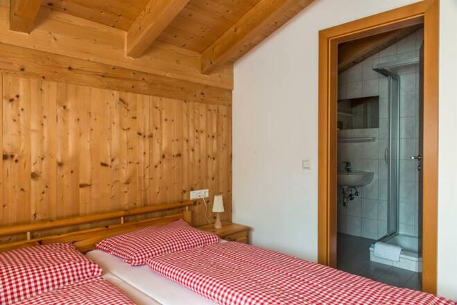 Schlafzimmer und Badezimer