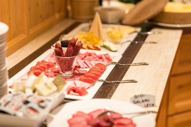 171206_HOTEL_ILGA_FRÜHSTÜCKSBUFFET_WURST_by_Weisse