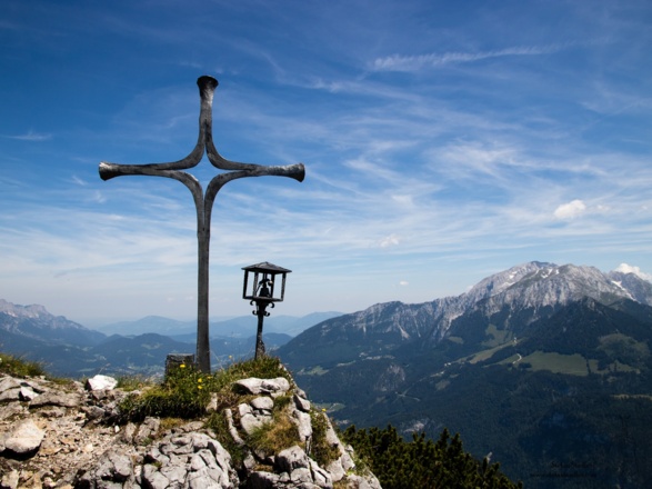 das schöne Gipfelkreuz mit dem Hohem Göll im Hintergrund