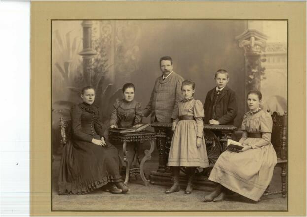 Familie Schwärzler- Karoline in der Mitte