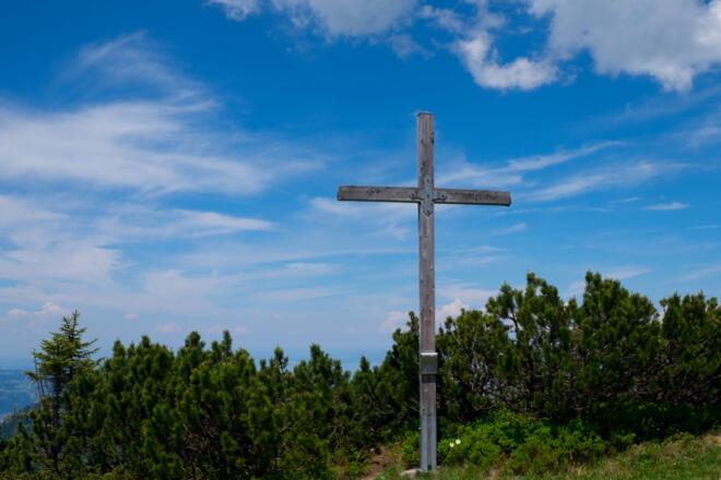 Kreuz unterhalb des Alpkopfgipfels