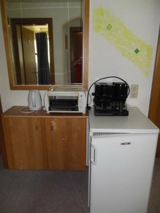 Kühlschrank, Backofen, Kaffeemaschine, Wasserkoche
