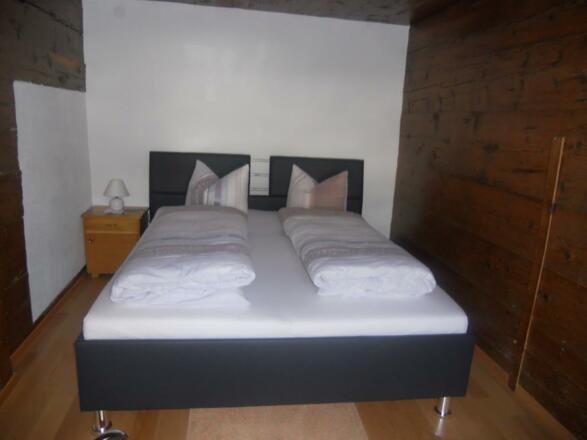 Doppelbett im Untergeschoß