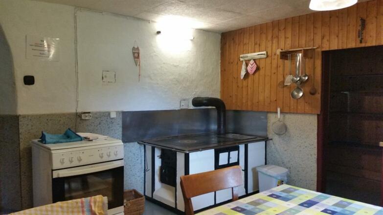 Küche mit E- und Holzherd