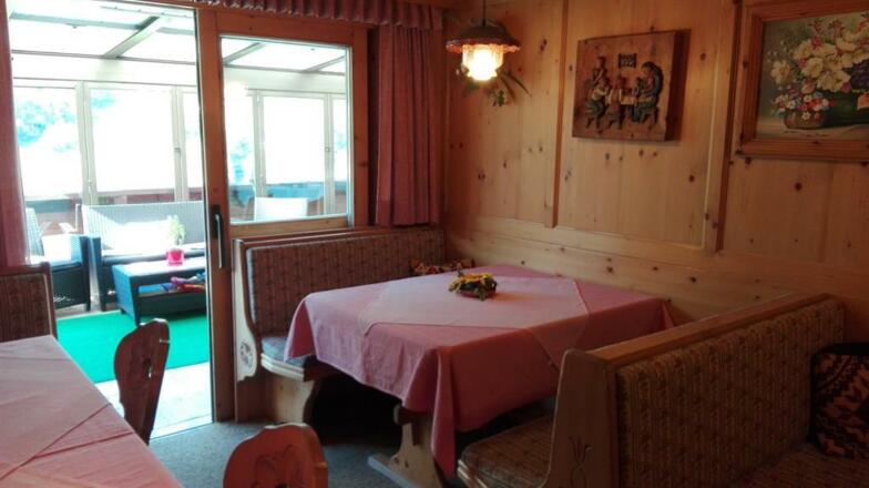 Frühstücksraum mit Blick in den Wintergarten