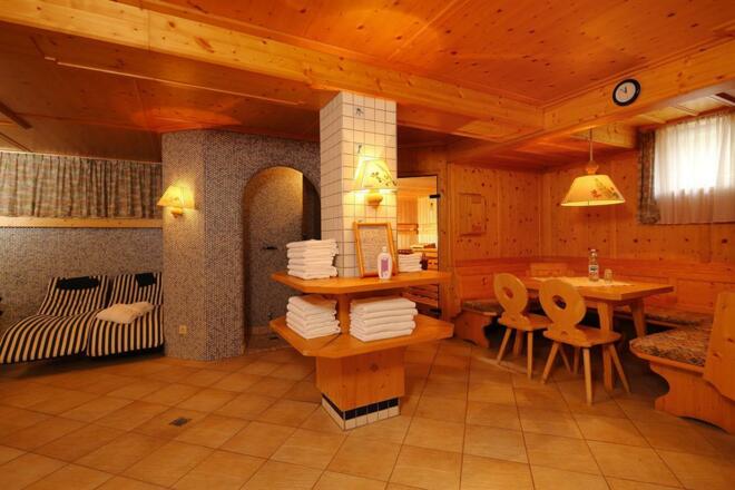Pension Eden eine Sauna mit Tiroler Stammtisch