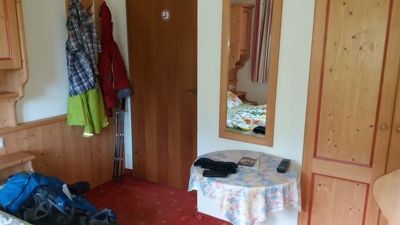 Ausreichende Abstellmöglichkeiten, helle Möbilierung.