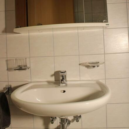 Badezimmer mit Du/WC und Waschbecken