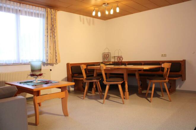 Sitzecke Küche mit TV und Balkon