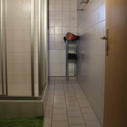 Badezimmer mit Du/WC und Waschbecken