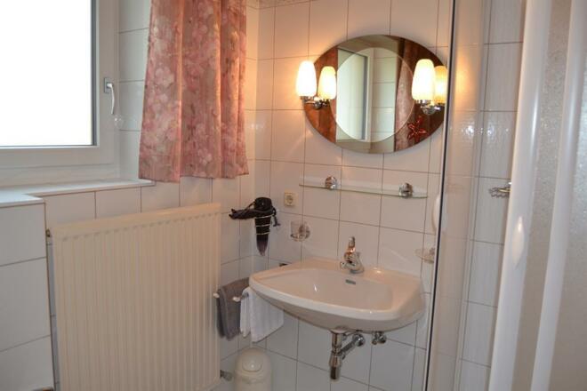 Badezimmer mit Badewanne, Dusche u. WC