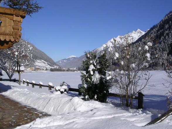 WINTERLANDSCHAFT VOR UNSEREM HAUS