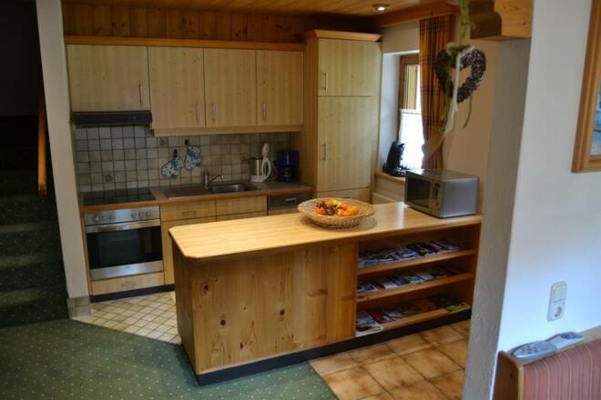 großzügig ausgestattete Küche mit Kochinsel