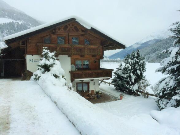 HAUSANSICHT SÜD IM HINTERGRUND BLICK AUF NEUSTIFT