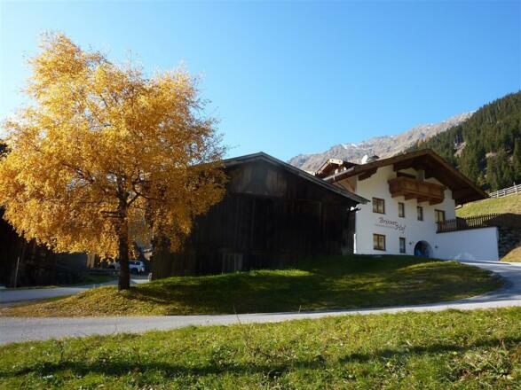 Brixnerhof Ansicht Herbst