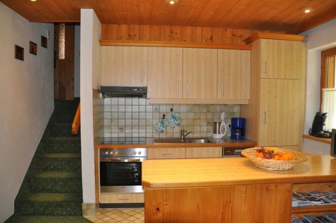 Küchenansicht mit Treppenaufgang