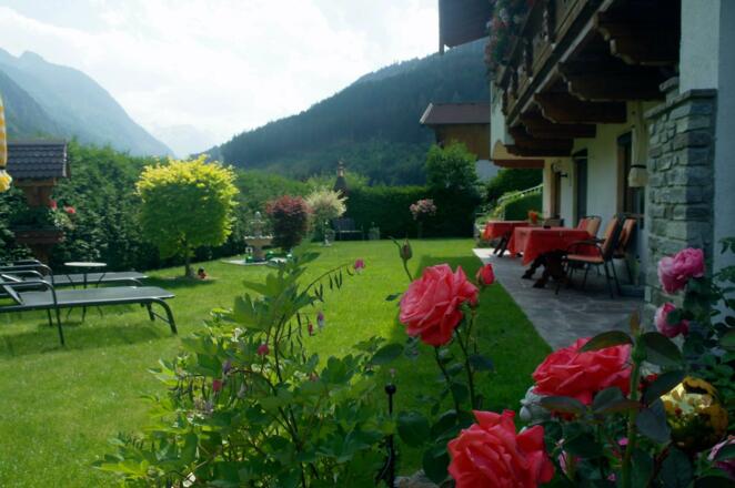 Garten mit Liegen zum Ausspannen