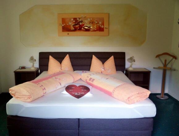 Schlafzimmer mit Boxspringbett