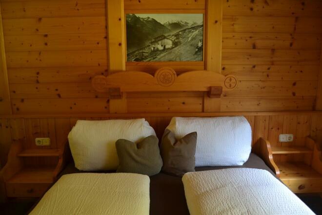 Zimmer mit Massivholzbetten