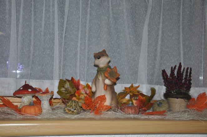 liebevoll dekoriertes Fenster