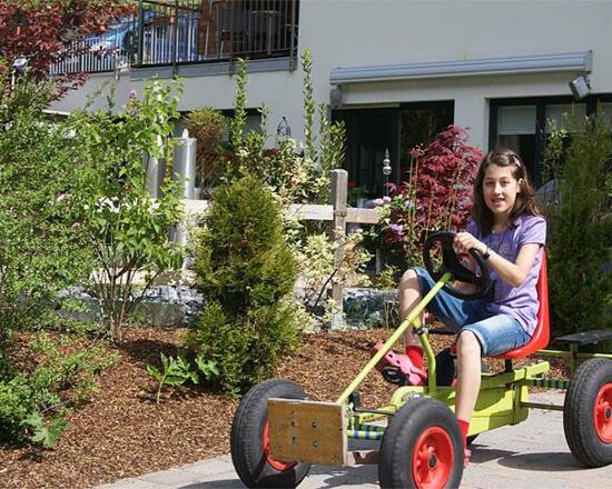 im Sommer mit Kinderfuhrpark