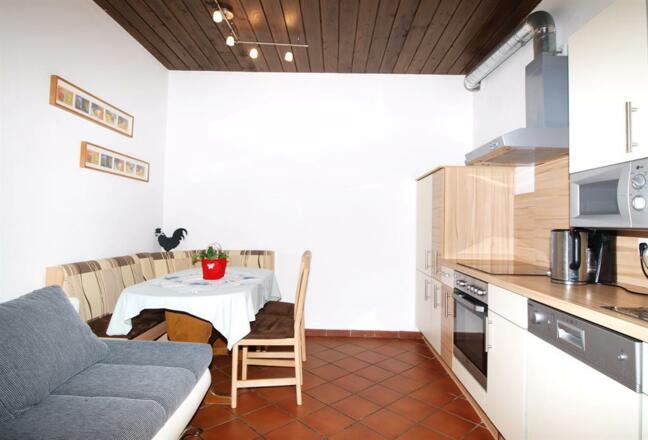 Küche mit Sitzecke und Couch