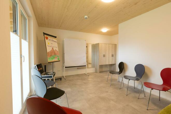 Großes Lehrerzimmer mit Seminareinrichtung Neubau