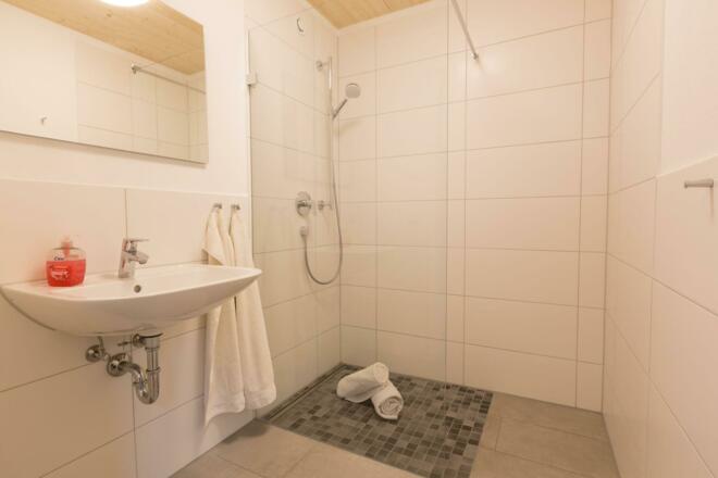 Dusche Mehrbettzimmer Neubau