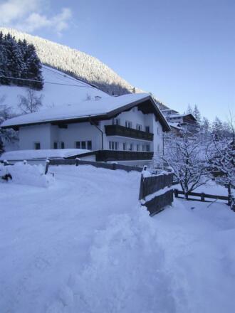 Hausansicht im Winter 2013