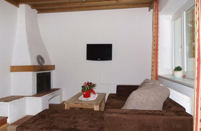 Wohnzimmer mit offenen Kamin