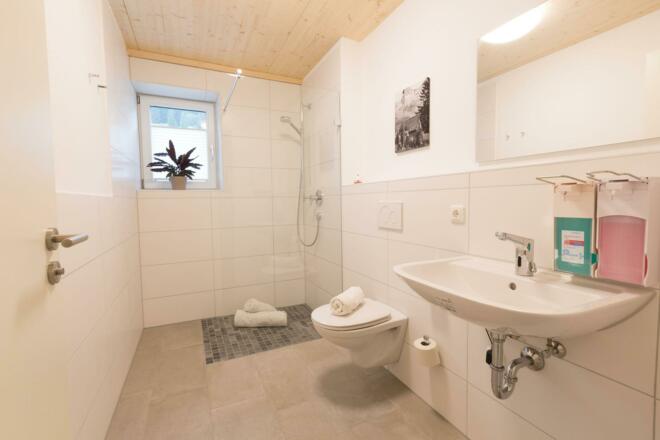 Moderne Dusche und WC Erdgeschoß Neubau