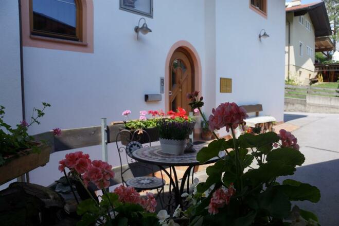 Haus Juen, Eingang/Blumen