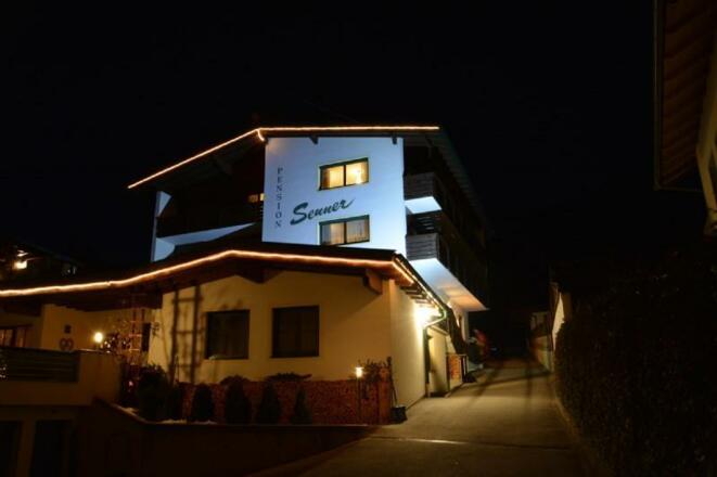 Pension Senner bei Nacht