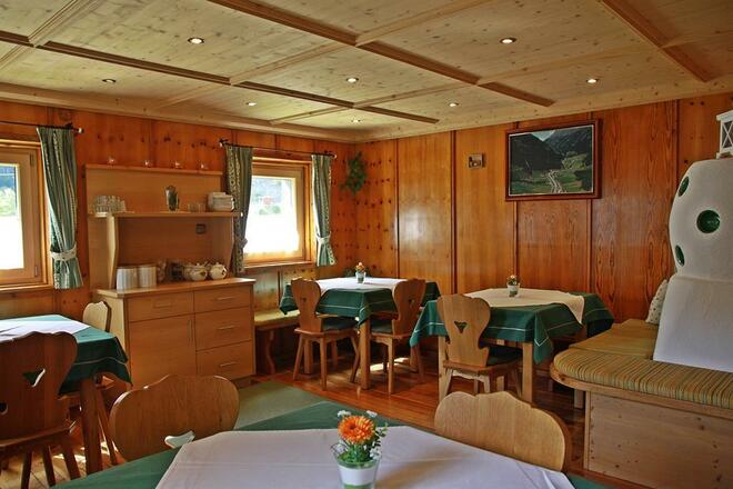 Frühstücks- und Aufenthaltsraum mit Kachelofen