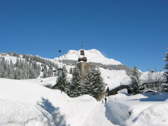 Lech_Winter_mit_alterPfarrkirche