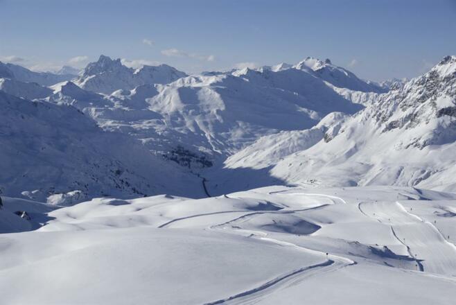Lech+Zuers+am+Arlberg+Panorama+Skigebiet+by+Hans+W